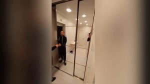 Двери купе в стильном узком профиле, тонкие делители, новинка, идея для дизайна гардероба.