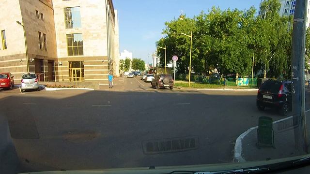 САРАНСК ,бараны  стоят под знаком 3.27 закрывают проезд.