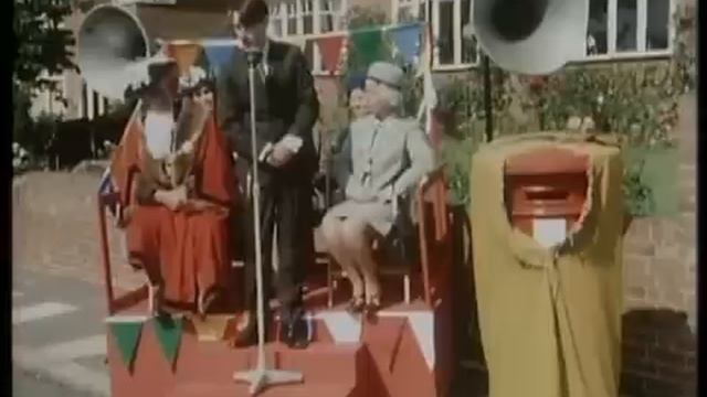 Monty Python Postbox Sketch смотреть онлайн