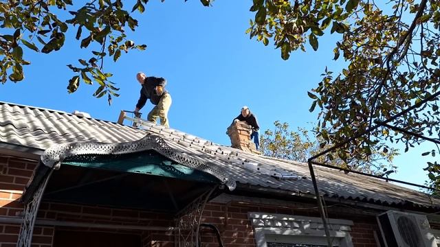 РЕМОНТ СТАРОГО ДОМА / КОМАНДИРОВКА С АНДРЕЕМ / ЧАСТЬ 1 / МОЕМ КРЫШУ смотреть онлайн