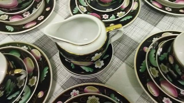 набор посуды слива на черном