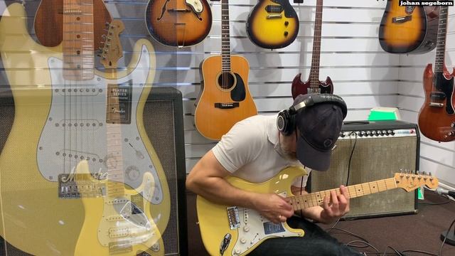 Humbucker Vs Single Coil On Identical STRATOCASTERS!