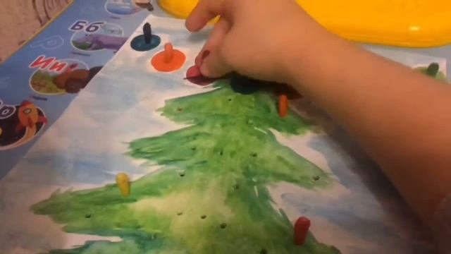 Украшаем елочку. Развивающие игры. Елочка и ватные палочки.