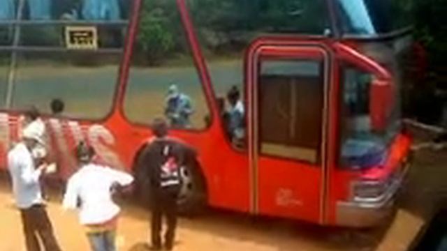 Cambodge - Paramount Angkor Bus, Pause en bus смотреть онлайн