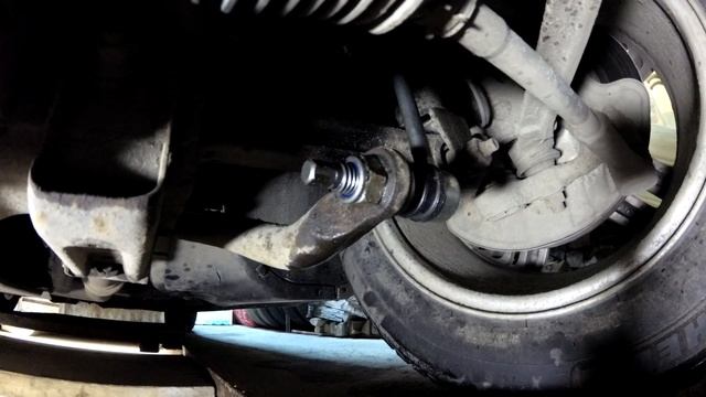 Стойка стабилизатора прослужит дольше (правильная замена)