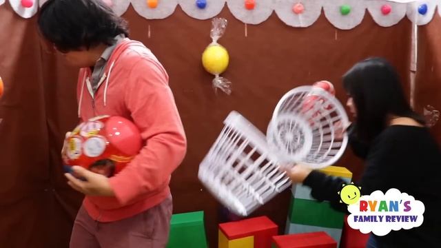 Toy Master Escape the Christmas Box Fort Maze Room Challenge!!! смотреть онлайн
