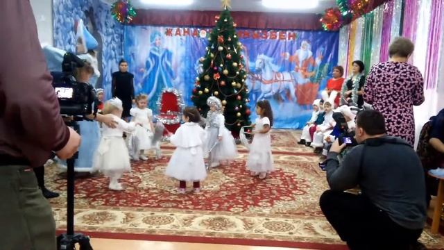 Танец снежинок. Детсад. Багым. 3 года смотреть онлайн