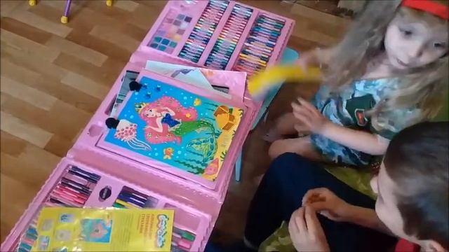 Аппликация из страз. Кира и Витя делают аппликацию " Русалочка из страз" смотреть онлайн