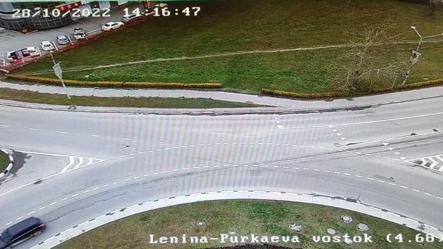 На кольце Ленина - Пуркаева в Южно-Сахалинске на скорости столкнулись два автомобиля смотреть онлайн