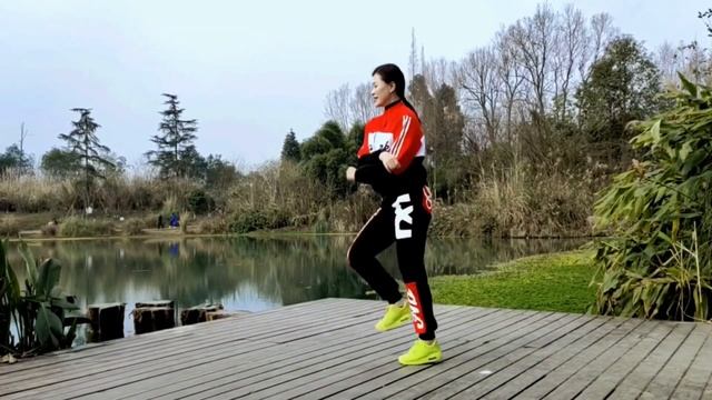 ♫ ♪ ? ТАНЦУЕТ ? КРАСОТКА ???Цин?Цин ❉ Суунун Боюнда ❉ Поёт киргизский мальчик Элнар Дайыр ❉? ♫ ? ? смотреть онлайн