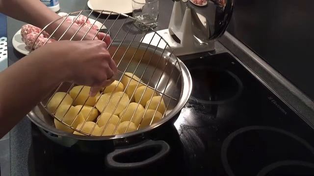 Тефтели на пару с картофелем в Сковороде ВОК от iCook! смотреть онлайн