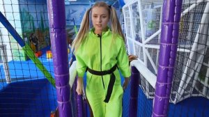 Маленькая Вера - Медведь потерял своего динозавра Гуджитсу