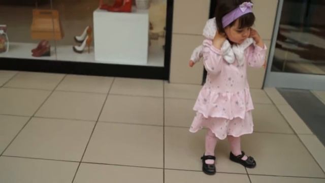 шопинг маленькая девочка в торговом центре Shopping little girl doing shopping смотреть онлайн