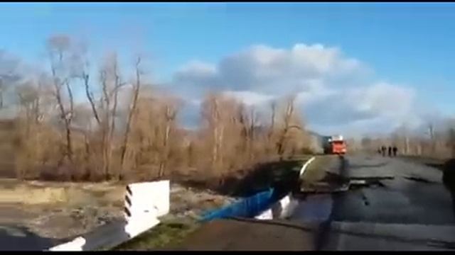 Вода смыла мост на трассе Усть-Каменогорск — Зыряновск смотреть онлайн
