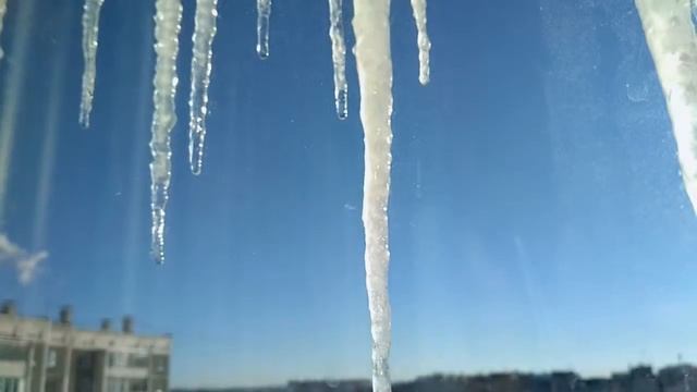 Сосульки на карнизе смотреть онлайн