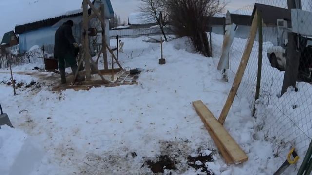 копаем колодец под снегом и нашли снаряд