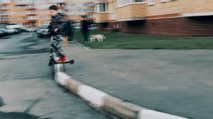 Учимся трюкам на самокате. Трюковые самокаты тренировка с друзьями во дворе