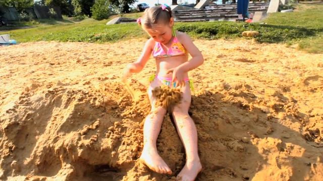 Karolina and Polina pretend play with funny sun Каролина и Полина играют с забавным солнышком смотреть онлайн