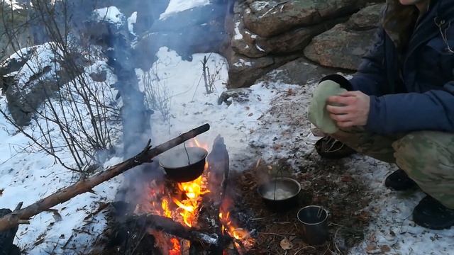 НОЧЕВКА В ЗИМНЕМ ЛЕСУ смотреть онлайн