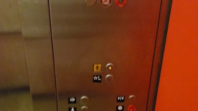 MontgomeryKONE Hydraulic Elevator @ Giants Dugout Store, (Oracle Park), San Francisco, CA смотреть онлайн