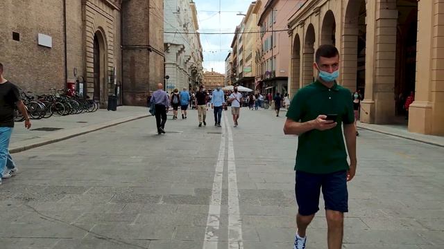 Очень ЖАРКАЯ Болонья. ИТАЛИЯ. Прогулка по городу. Стритстайл смотреть онлайн