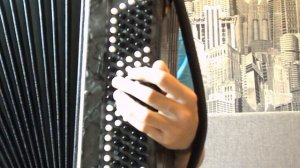 Как правильно играть в левой руке баяна