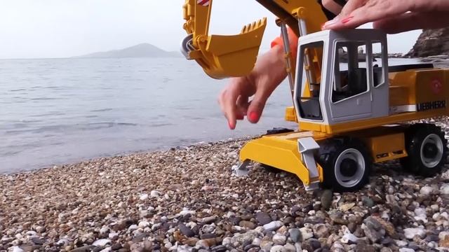 Большие рабочие машинки: Экскаватор на пляже смотреть онлайн