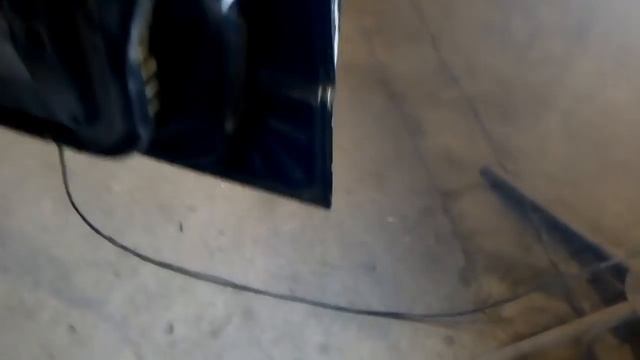 Такую работу я уже не делал давно.Пытаюсь установить на место очень кривые двери. смотреть онлайн