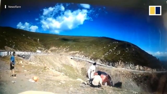 Driver, passengers flee car before it slides down mountain in China смотреть онлайн