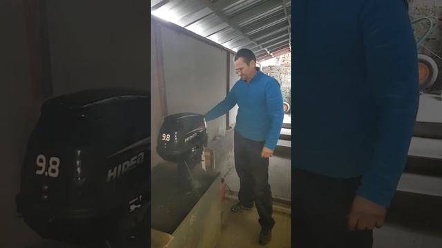 Запуск мотора 9.8 с коробки ! смотреть онлайн