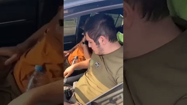 Гаишник остановил машину со спецсигналами без номеров, внутри сидели два чеченца смотреть онлайн