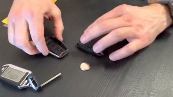 Как заменить батарейку в брелоке Hava f7x?