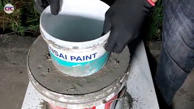 Как отлить бездымную печь с помощью ведра с цементом и краской смотреть онлайн