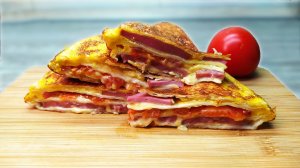 Вкусный завтрак с яйцами, колбасой и помидорами. Быстрый и легкий