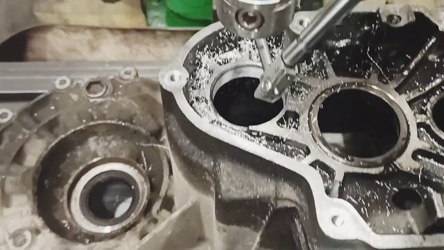 Расточка посадочного места под усиленный подшипник корпуса КПП VW T4 смотреть онлайн