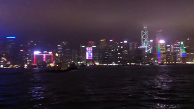 Гонконг. Вид с аллеи звезд на остров Гонконг. Вечер