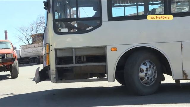 Мотоциклист влетел в пассажирский автобус смотреть онлайн