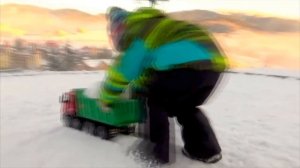 Играем машинками брудер в снегу. Погрузчик нагружает самосвал. Видео про машинки в работе.