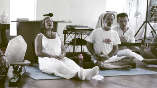 Maha Mantra ⋄ Chandra Lacombe ⋄ Hare Krishna ⋄ Musica Devocional ⋄ Ashram Matri Surya ⋄ Yoga смотреть онлайн