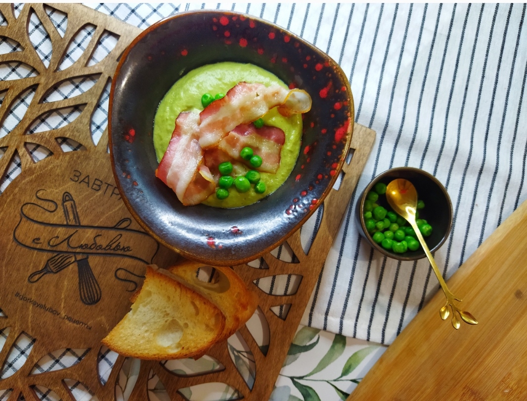 Крем-суп из зелёного горошка с беконом смотреть онлайн