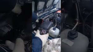 Подтекание антифриза из под крышки радиатора.