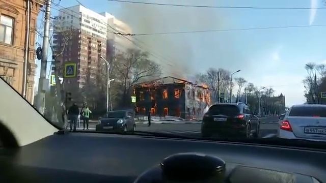 Пожар на Калинина – Зейской охватил два строения, кровлю дома и хозпостройку смотреть онлайн