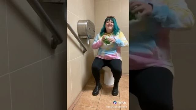 She is the funniest ? her @ is in the description смотреть онлайн