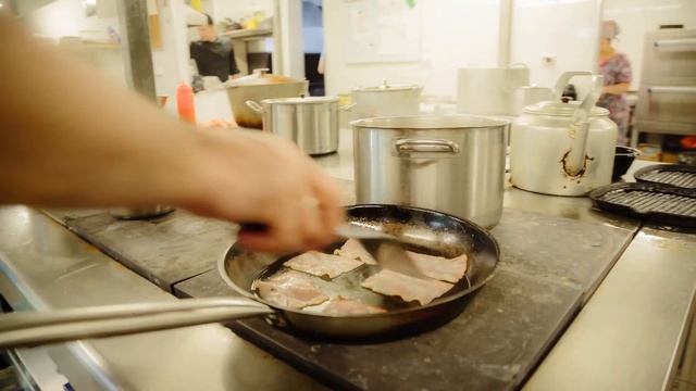 Проработка гамбургеров в Доме восточной еды Кинза смотреть онлайн