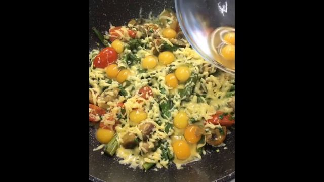 Яичница с грибами сыром и спаржей смотреть онлайн
