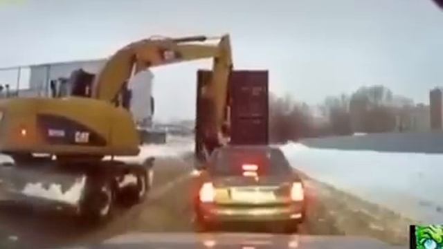 Водитель экскаватора помогает буксующему грузовику / An excavator driver helps a skidding truck смотреть онлайн