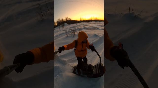 Катаю детей на банане за мотосноубордом и снимаю на камеру одной рукой смотреть онлайн