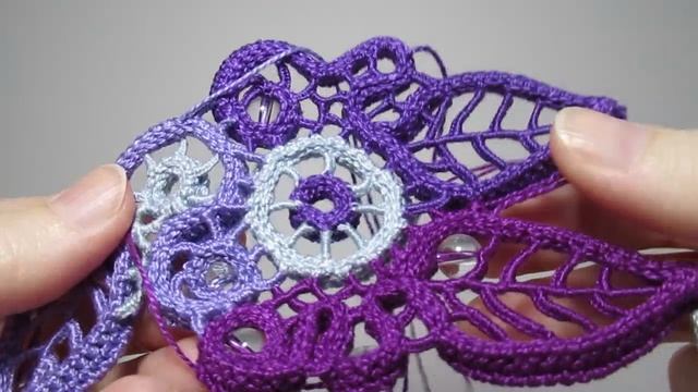 Продолжаю создавать центральную деталь донышка вязаной крючком сумки смотреть онлайн