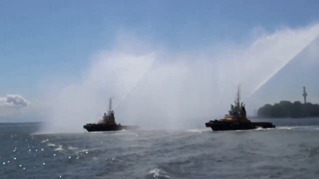 А кораблю - спасателю снарядов не дают... Евгений Лощилов смотреть онлайн