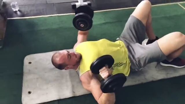 HOW TO BUILD A BIG CHEST #4 / Bench press, push ups, pecdec / Трения груди. Жим гантелей, бабочка! смотреть онлайн